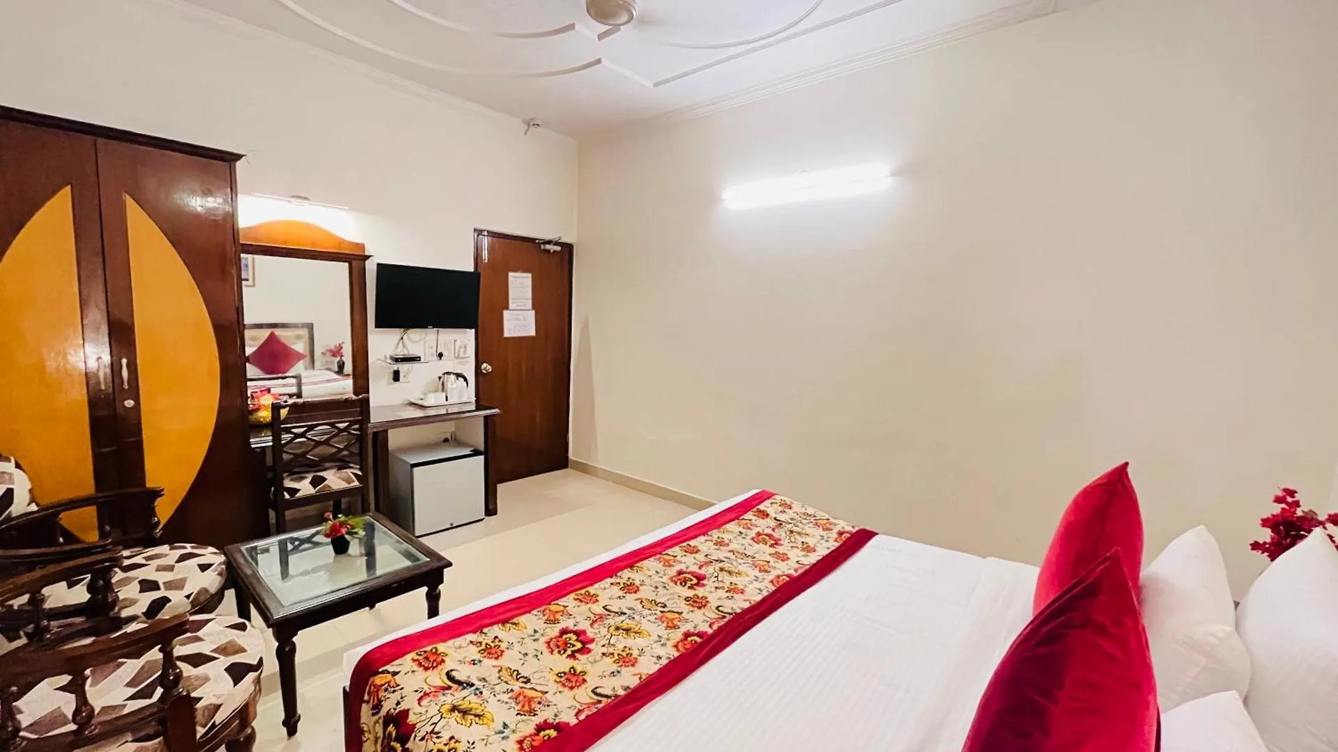 Hotel Paras - Karol Bagh Delhi India